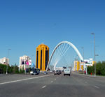 gelbes Gebäude: Astana Tower
